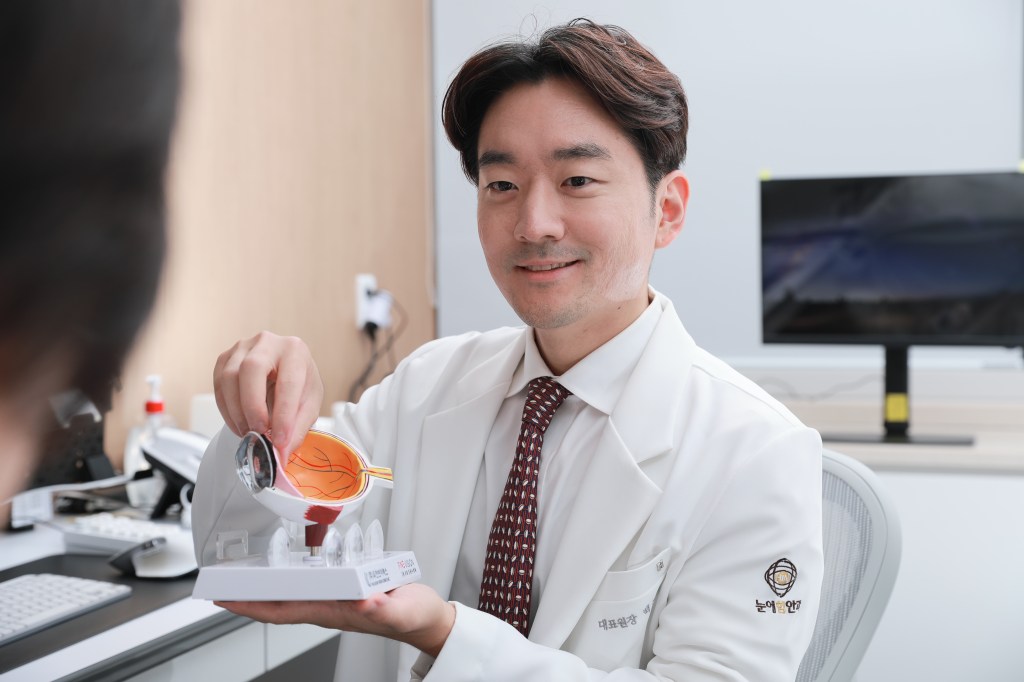 Dr. Daniel Jinhag Baik explaining eye anatomy during a consultation at Nunehim Eye Center