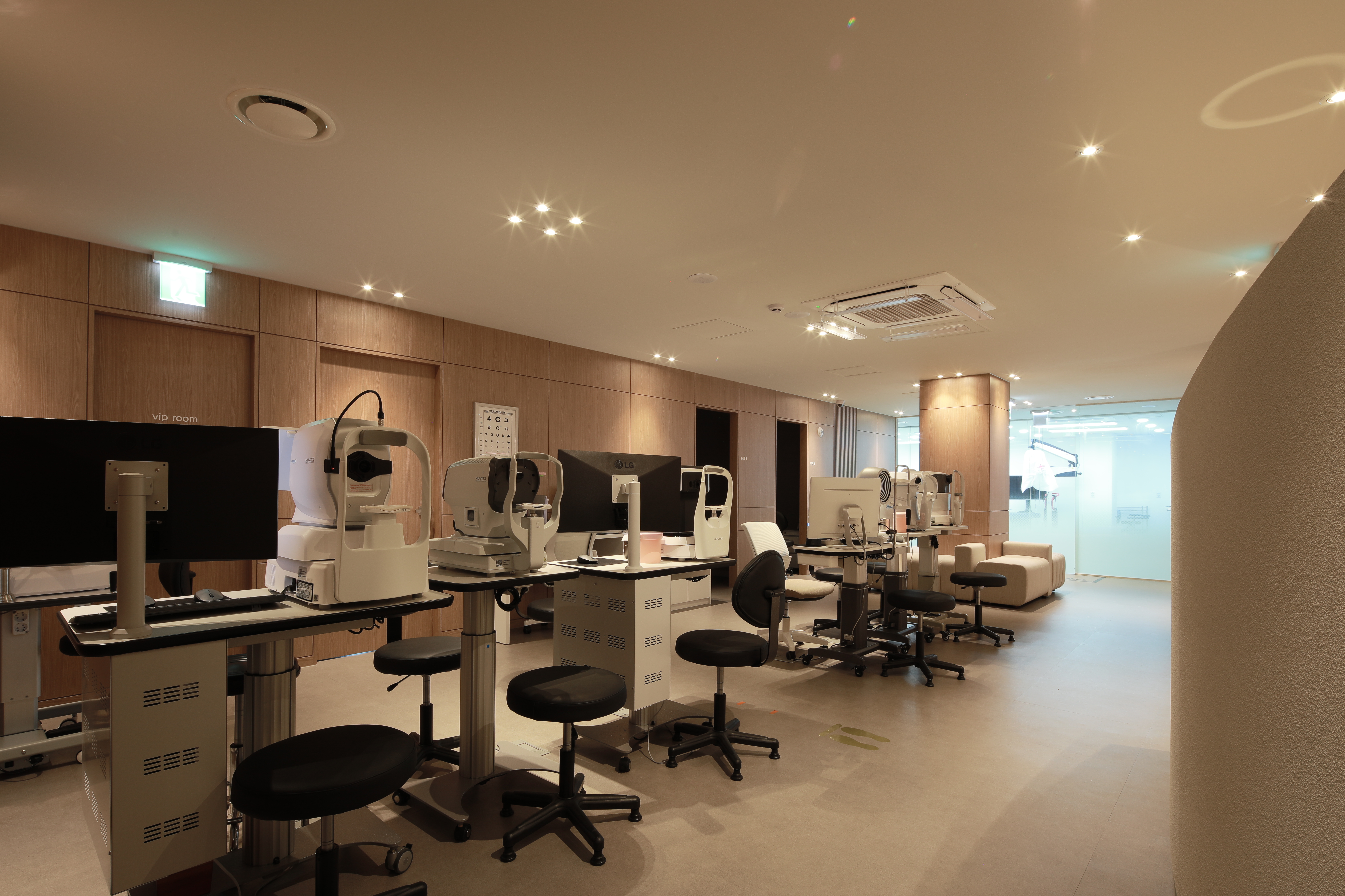 Advanced diagnostic equipment in the Nunehim Eye Center examination area